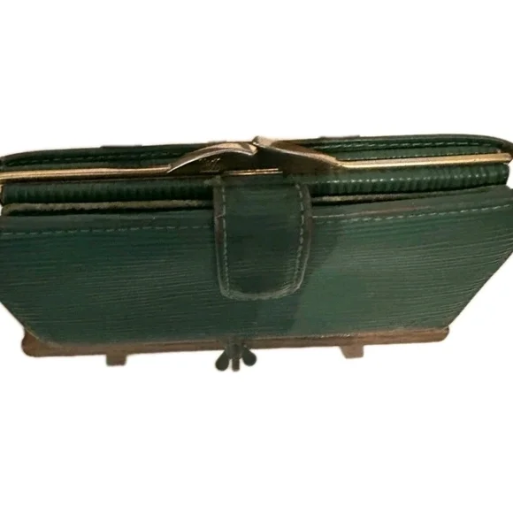 Louis Vuitton Green Textured Wallet - Picture 3 of 11